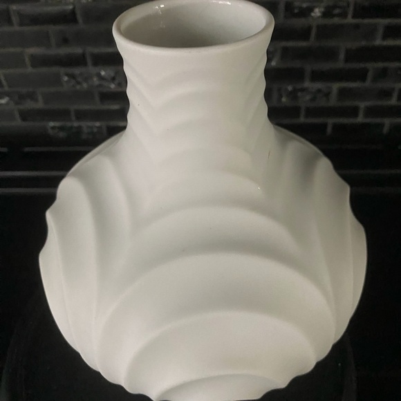 HEINRICH PORCELAIN VASE (RETIiRED) - Picture 3 of 6